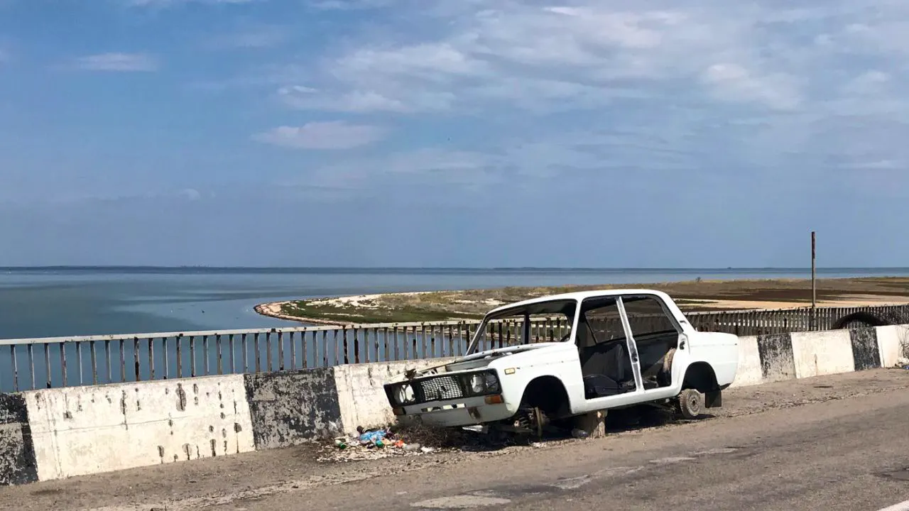 Politics. Ukraine targets road link to Crimea