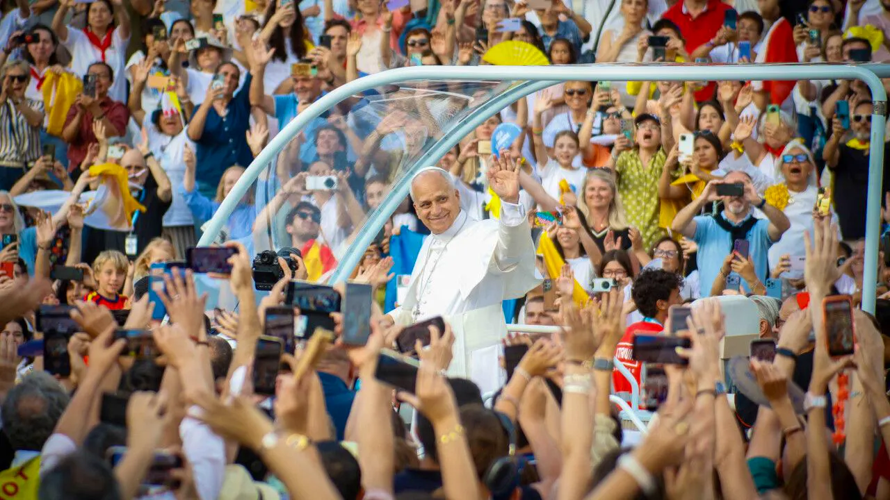 Spain. Pope holds vigil with 40,000 in Barcelona