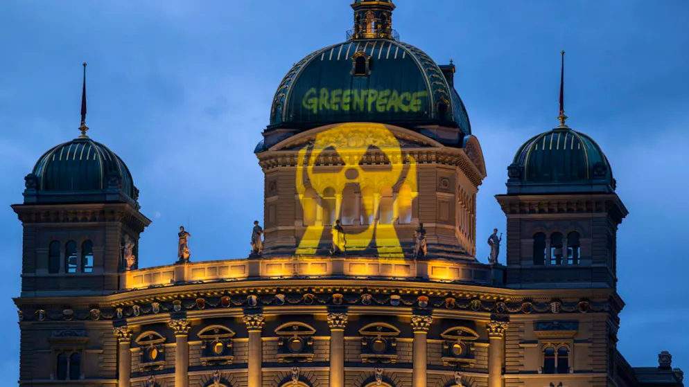 Parlamento. Greenpeace per protesta contro il nucleare proietta immagini su Palazzo federale