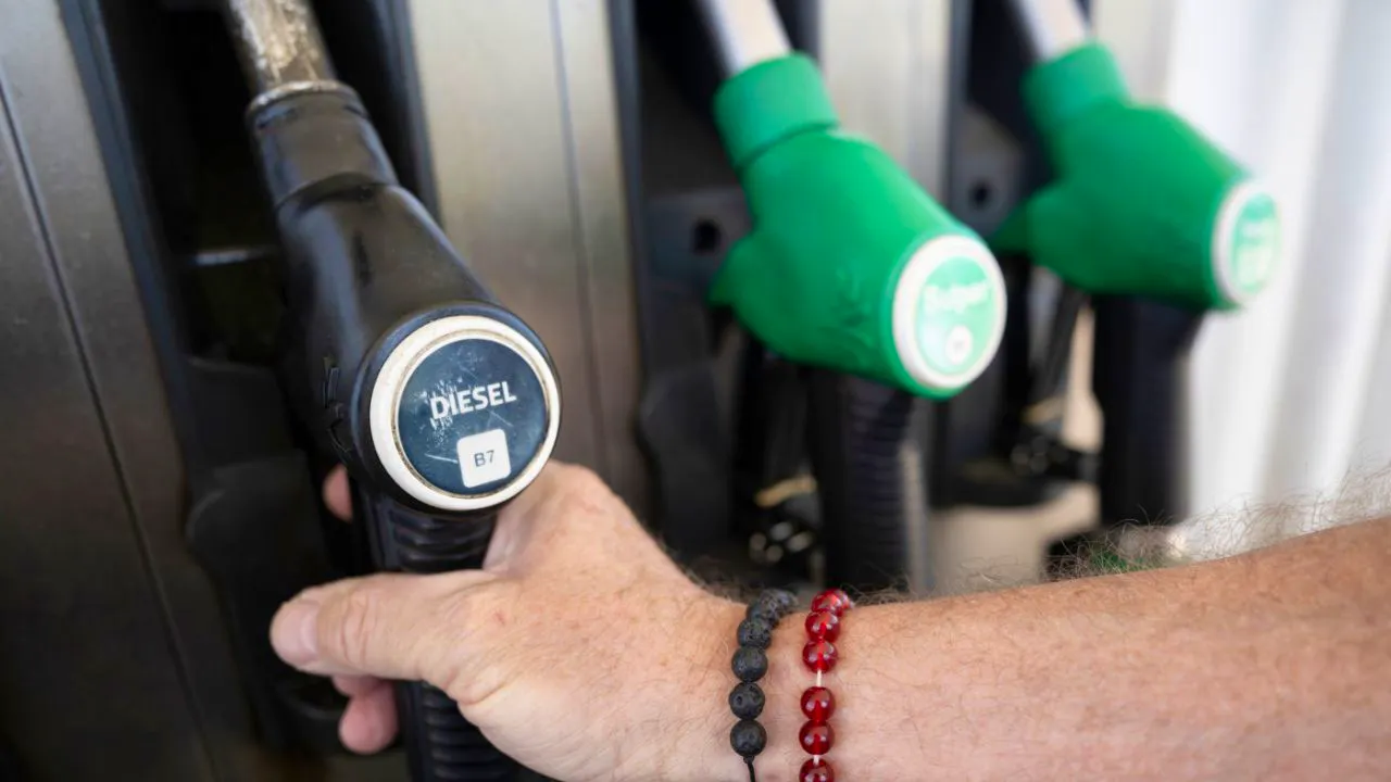 Costo del carburante. Prezzo della benzina e del diesel in calo
