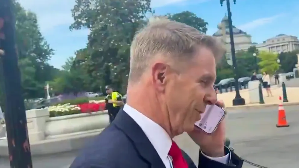 Das Handy verrät ihn. Kurioser Fluchtversuch von US-Politiker endet in peinlicher Entlarvung