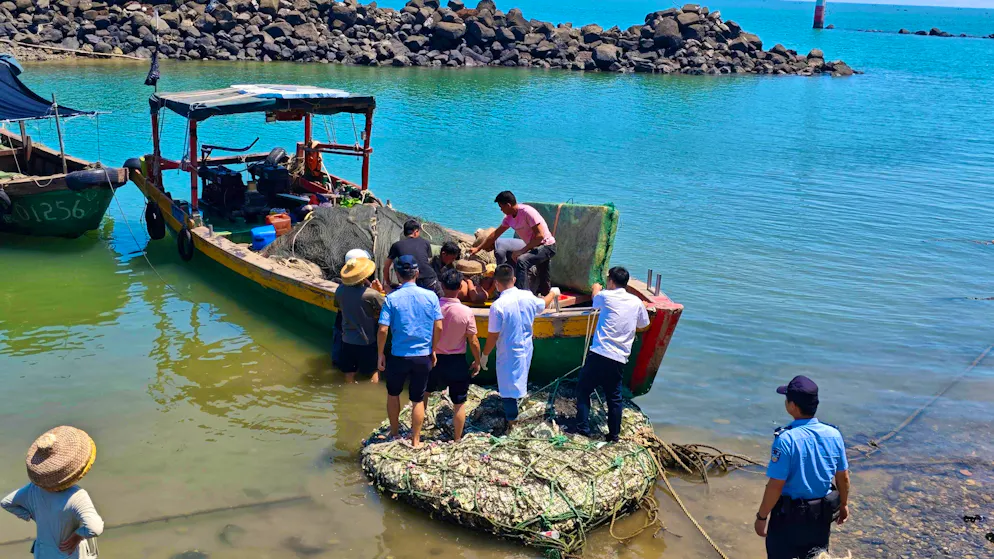 La storia di Qin Jianping. Ecco come un cinese è sopravvissuto per 7 giorni in mare senza acqua né cibo