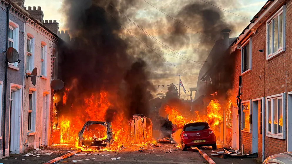Irlanda del Nord. Tra le fiamme di Belfast è caccia allo straniero, Starmer tuona: «Inaccettabile, i responsabili pagheranno»