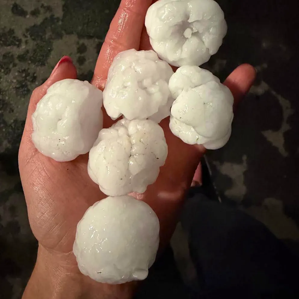 Nouveau record. Des grêlons gros comme des abricots s'abattent sur le Tessin