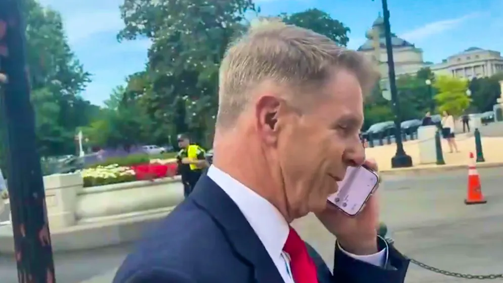 Il video diventa virale. Ecco lo stratagemma del politico americano per evitare di rispondere a domande scomode