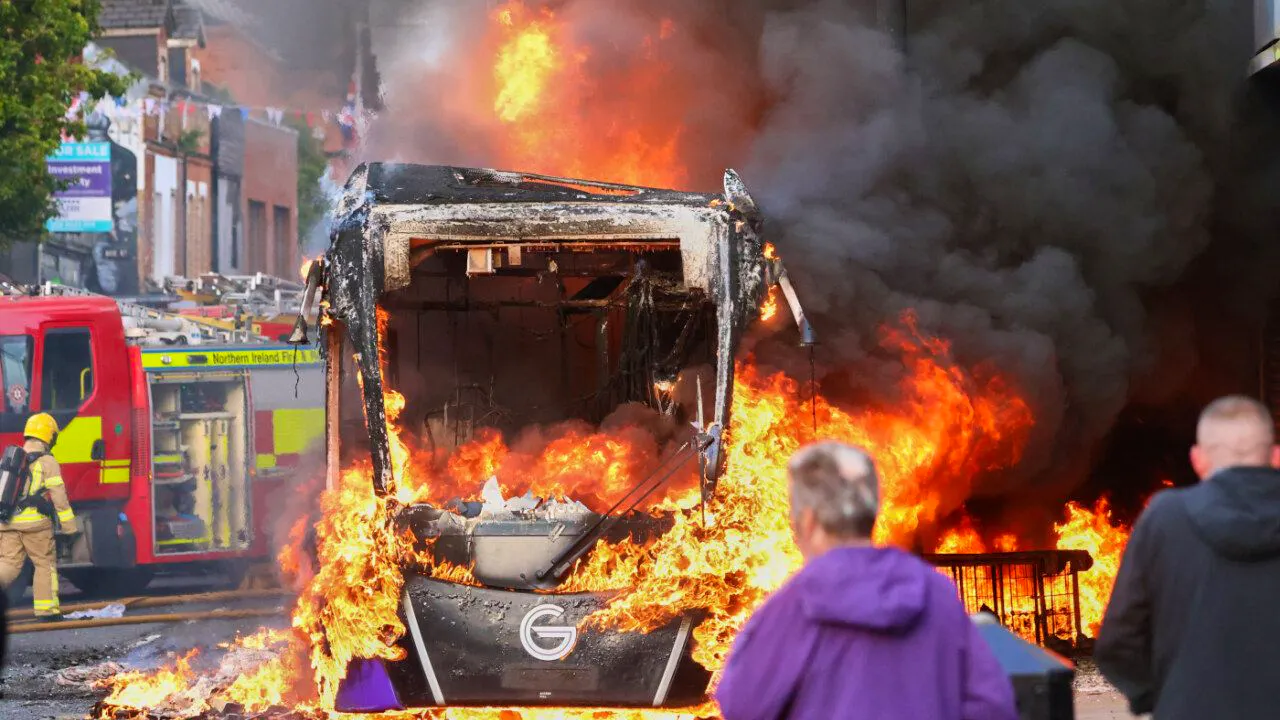 Northern Ireland. Riots in Belfast: Houses and cars in flames