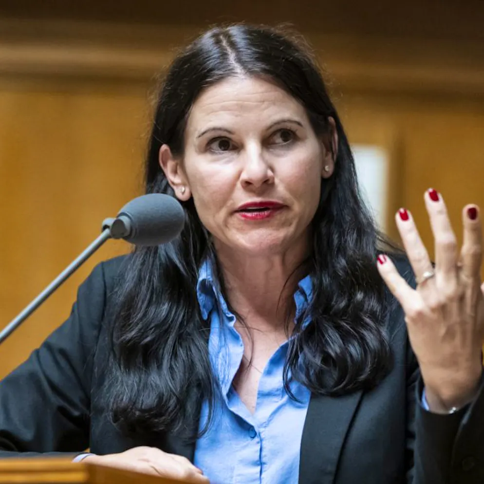 Responsabilité «moyennement lourde». La conseillère nationale Nina Fehr Düsel reste docteur en droit malgré des plagiats