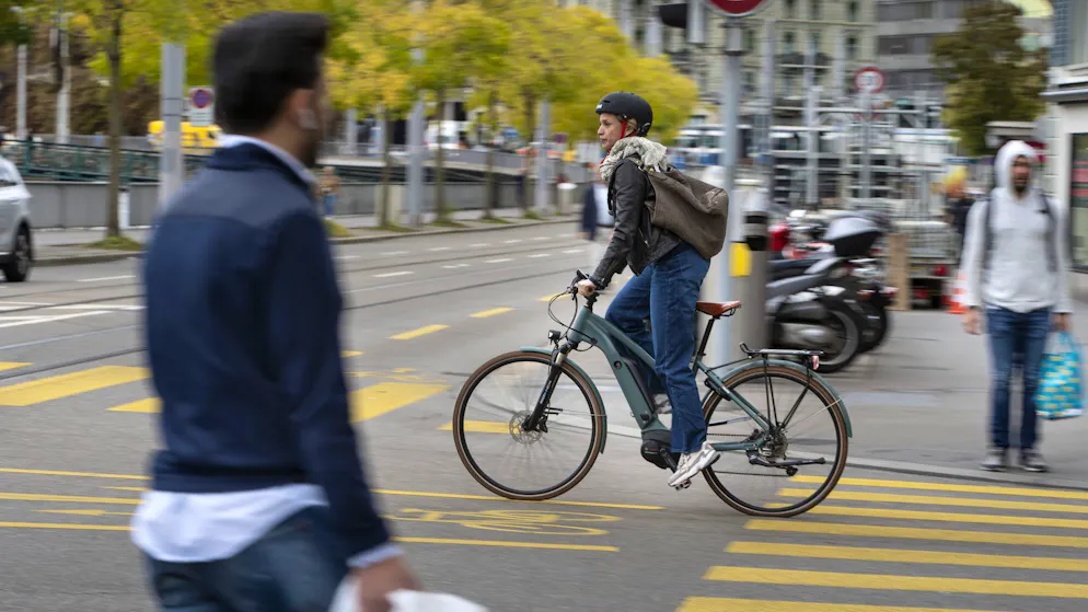 Cars, bikes, pedestrians—everyone is annoyed. “When someone cuts me off, I get angry too”