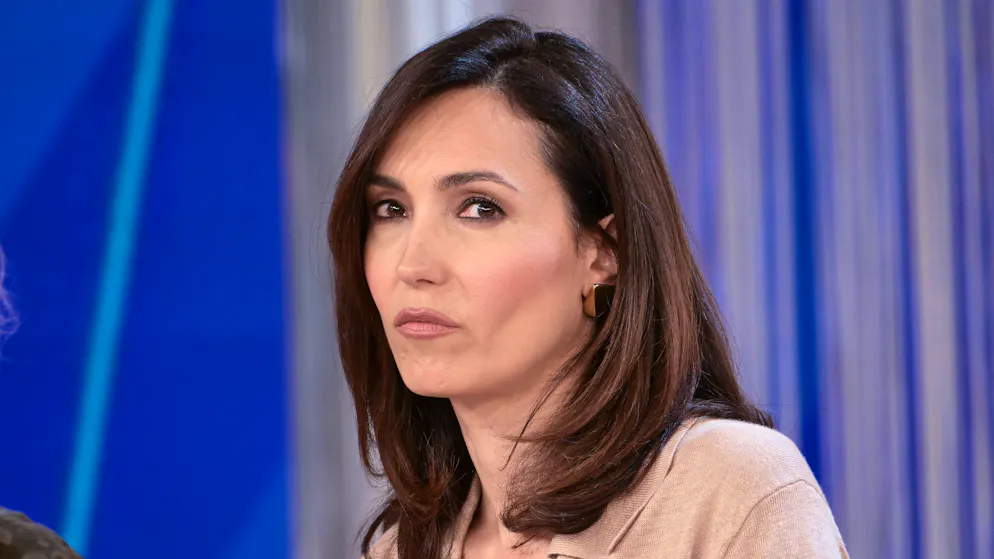 La lite. Spiagge vietate ai bambini? Volano scintille tra Caterina Balivo e Vladimir Luxuria