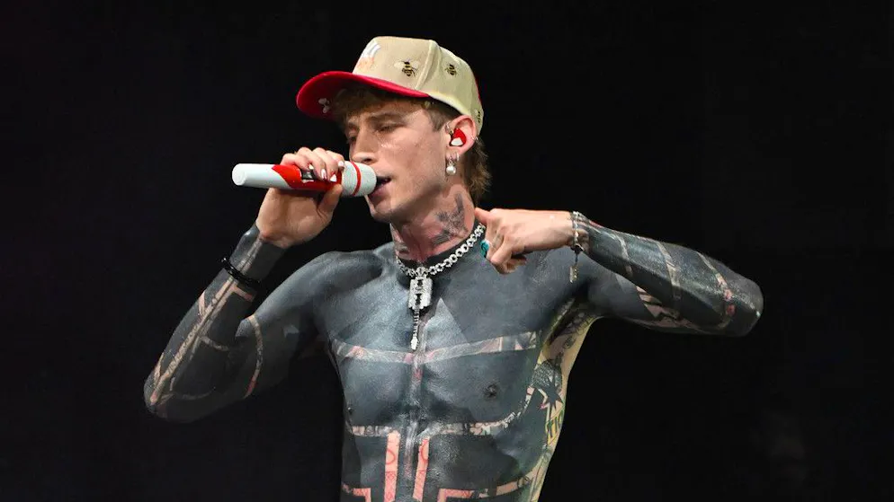 La rivelazione. MGK: «La mia pelle stava diventando gialla dopo il blackout tattoo»