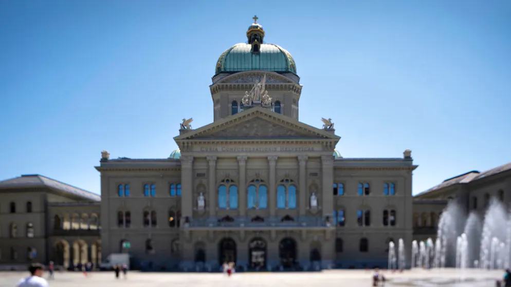 Svizzera. Alle Camere la 13esima AVS, gli agenti terapeutici, i Bilaterali III e KFOR