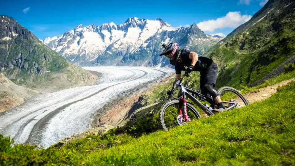 Highlights and final stage on blue Zoom. A mountain biking spectacle against the backdrop of the Great Aletsch Glacier