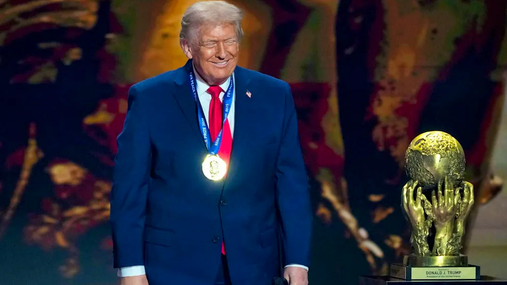 At the World Cup group draw on December 5, 2025, in Washington, FIFA awarded a peace prize for the first time: It went to U.S. President Donald Trump.
