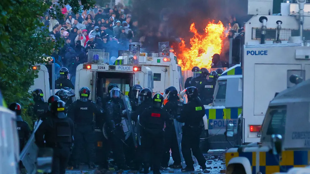 Irlanda del Nord. Tra idranti e arresti, un'altra notte di tensione a Belfast per le proteste anti-immigrati