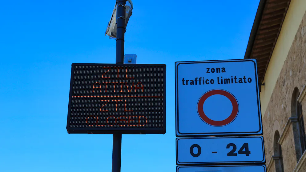 La multa arriva mesi dopo. Si chiamano ZTL e in Italia mietono un sacco di «vittime»: eccole le trappole per turisti