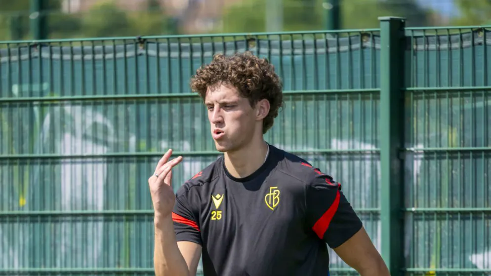 Super League. Defender Van Breemen moves from Basel to Portugal
