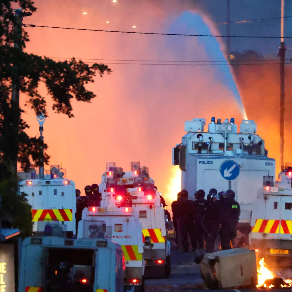 Krawalle nach Messerangriff. Polizei in Nordirland setzt Wasserwerfer gegen Randalierer ein