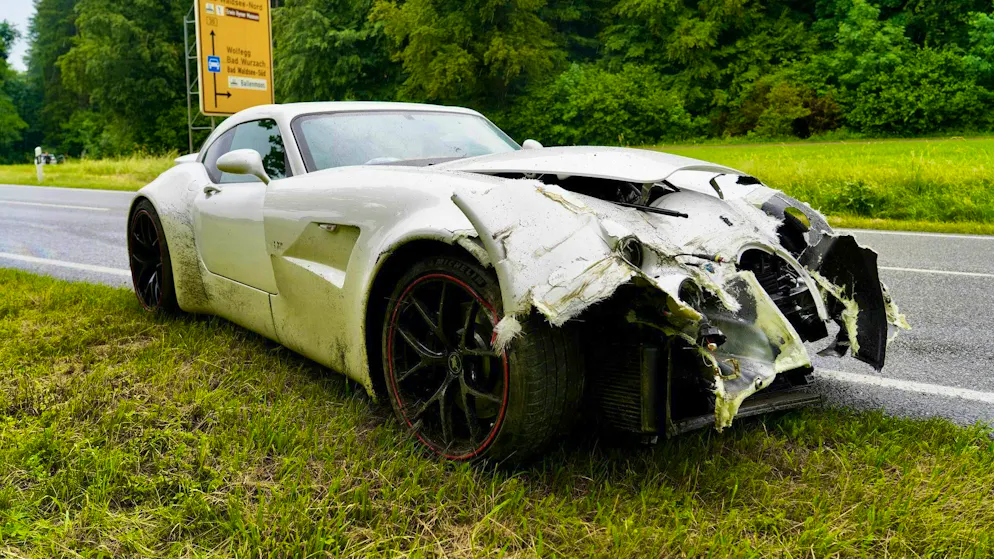 300'000 franchi di danni. Un pensionato distrugge una rarissima auto di lusso: ecco com'è successo