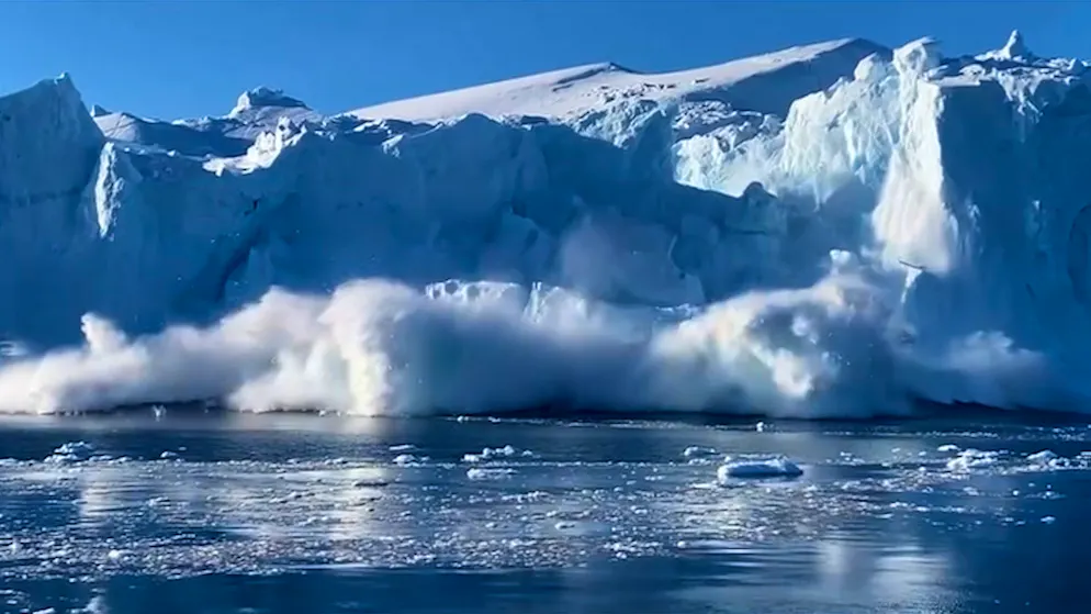 Tourist*innen erleben Schock. Plötzlich bricht der Eisberg auseinander – dann rollt Mega-Welle aufs Boot zu