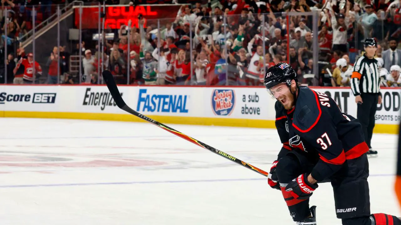 Hockey sur glace. Deux pucks de Coupe Stanley pour les Hurricanes