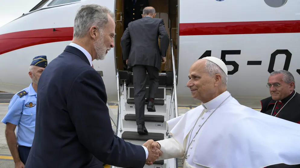 Al termine della visita. Problema all'aereo, il Papa torna a Roma con il jet del re di Spagna: ecco com'è andata