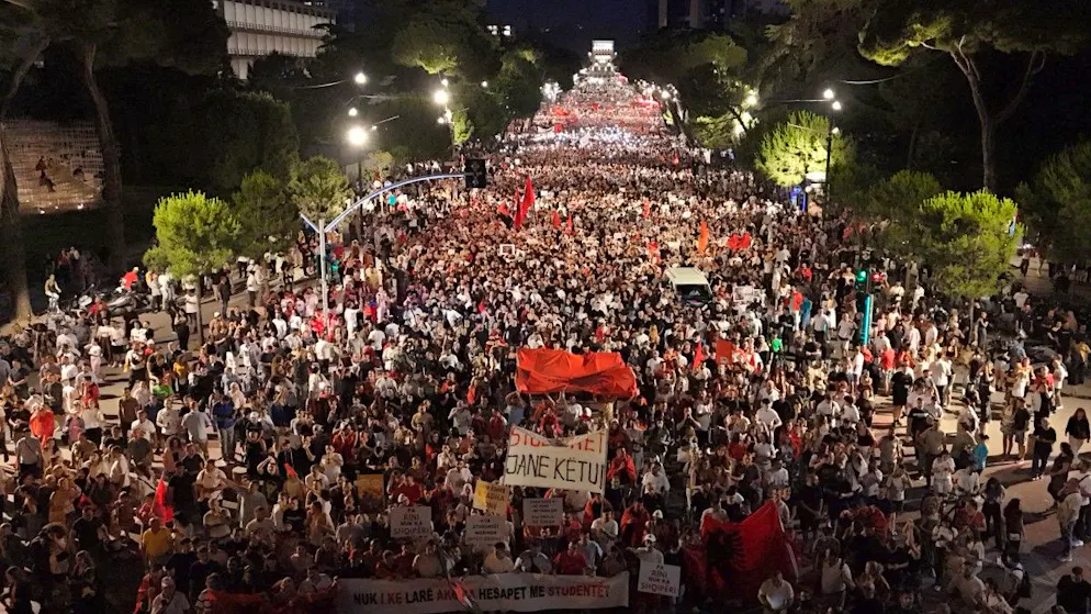 Albanie. À Tirana, une foule immense défile contre un projet lié à la famille Trump