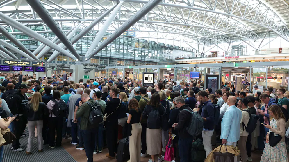 Aircraft evacuated. Stray man triggers major security alert at Hamburg Airport