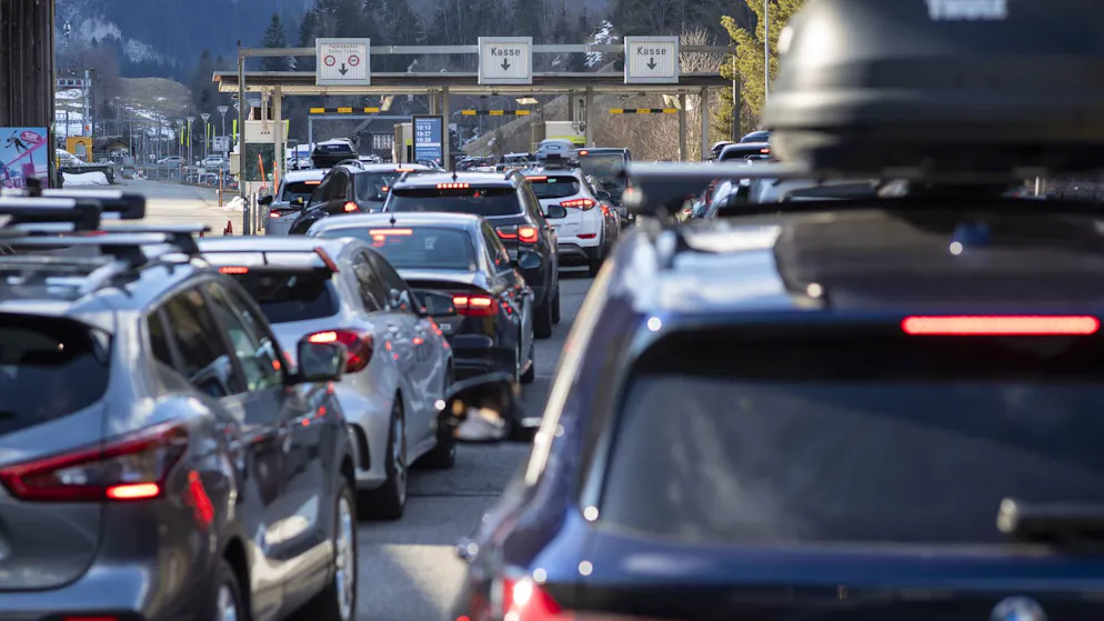 Traffic chaos on Pentecost. Kandersteg, BE, closes access road – neighboring municipality gets the traffic jam