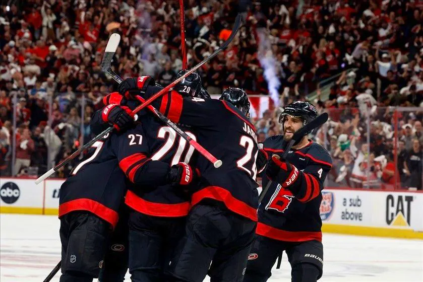 Hockey. Due match point per Carolina