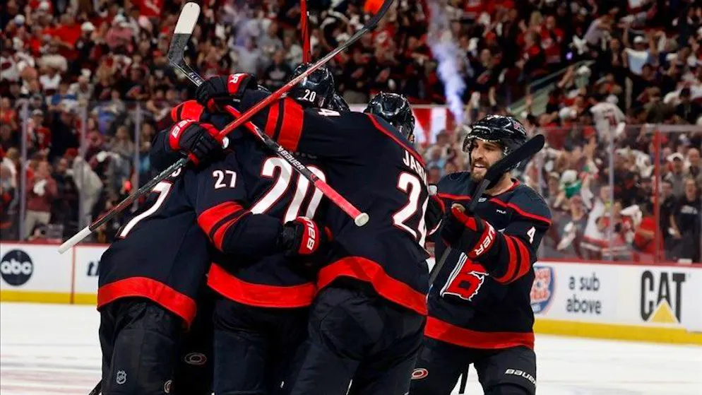 NHL. Due match point per i Carolina Hurricanes