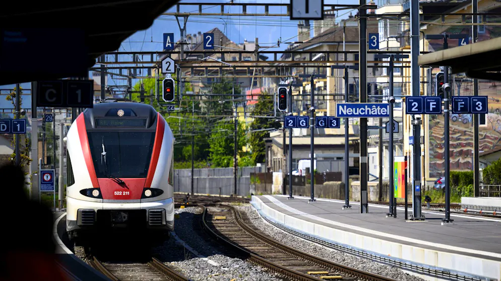 Train was able to brake in time. A collision was narrowly avoided due to language barriers at SBB