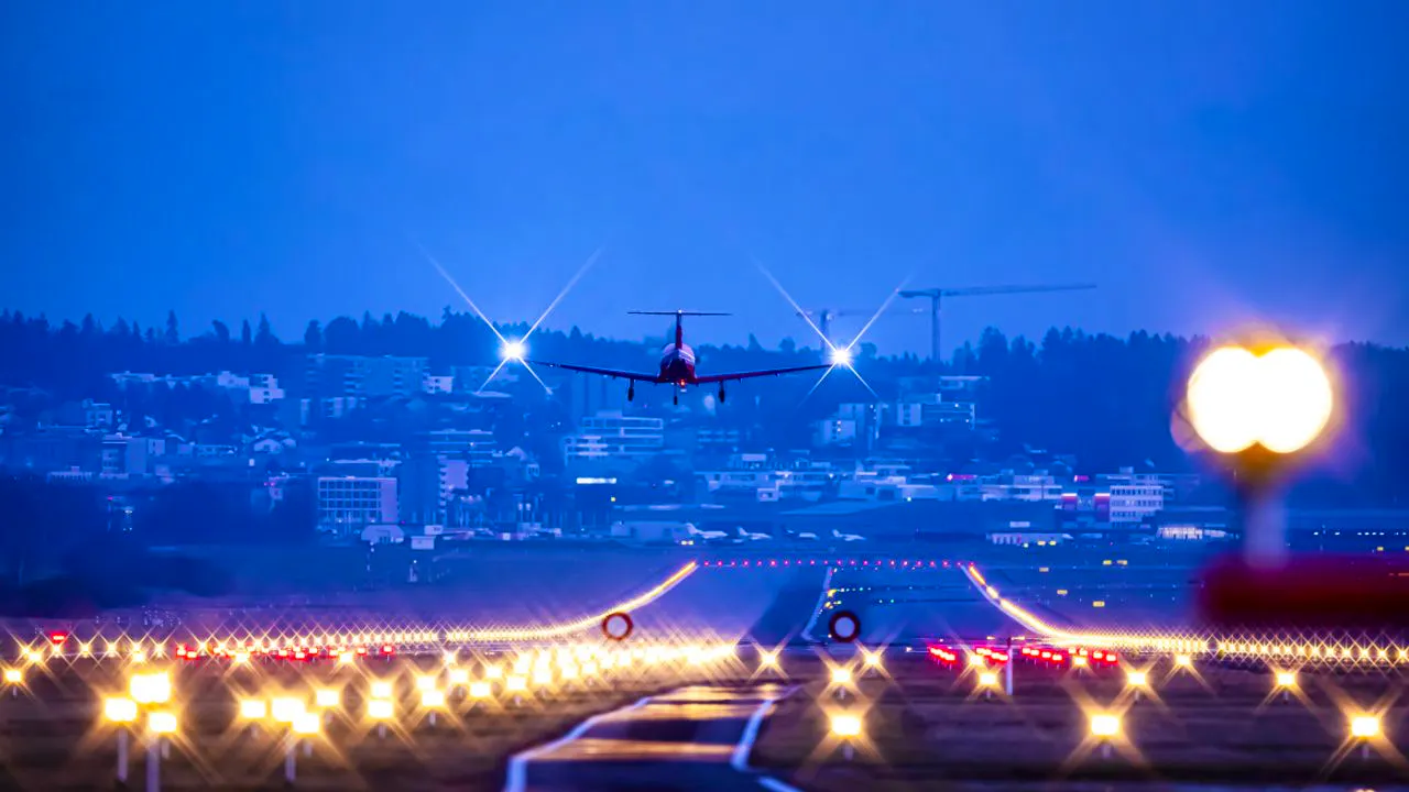 Air Travel. Federal Government Seeks to Secure Airport Operating Hours Against the Will of the Left