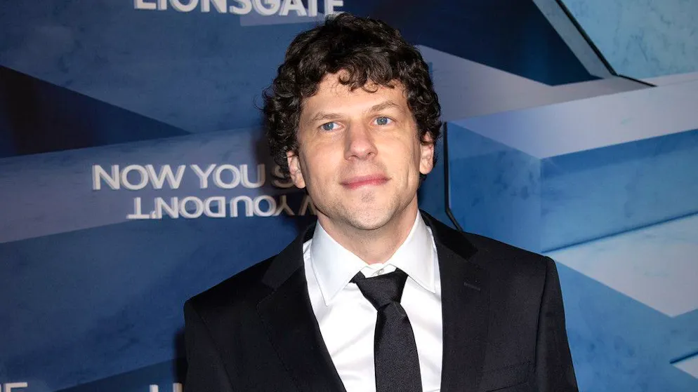 Nuovo film su Facebook. Jesse Eisenberg non torna a vestire i panni di Mark Zuckerberg, ecco perché
