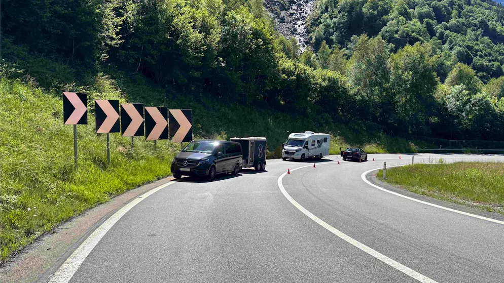 Incidente. Invade la corsia opposta e colpisce 2 auto sulla N13 a Mesocco, ferita una 87enne