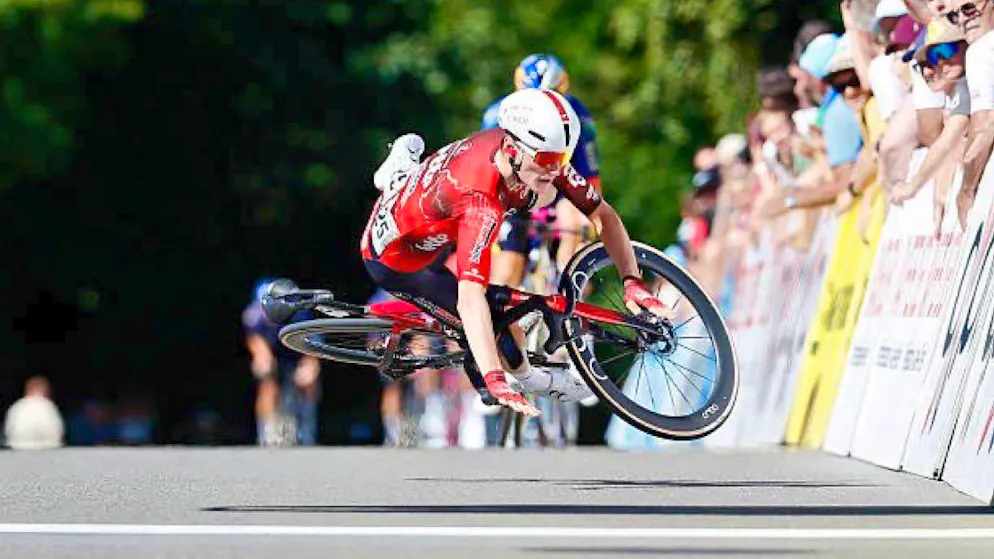 «Photo-finish inoubliable». Il obtient sa première victoire pro en… chutant sur la ligne d’arrivée !
