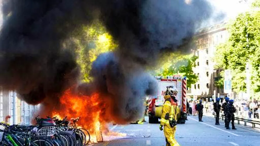 Ecco il video. Scontri fra polizia e manifestanti a Ginevra nelle proteste contro il G7. C'erano i black bloc
