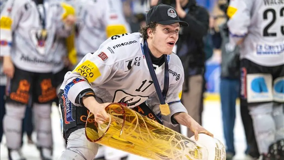 Hockey. Attilio Biasca firma con i Boston Bruins