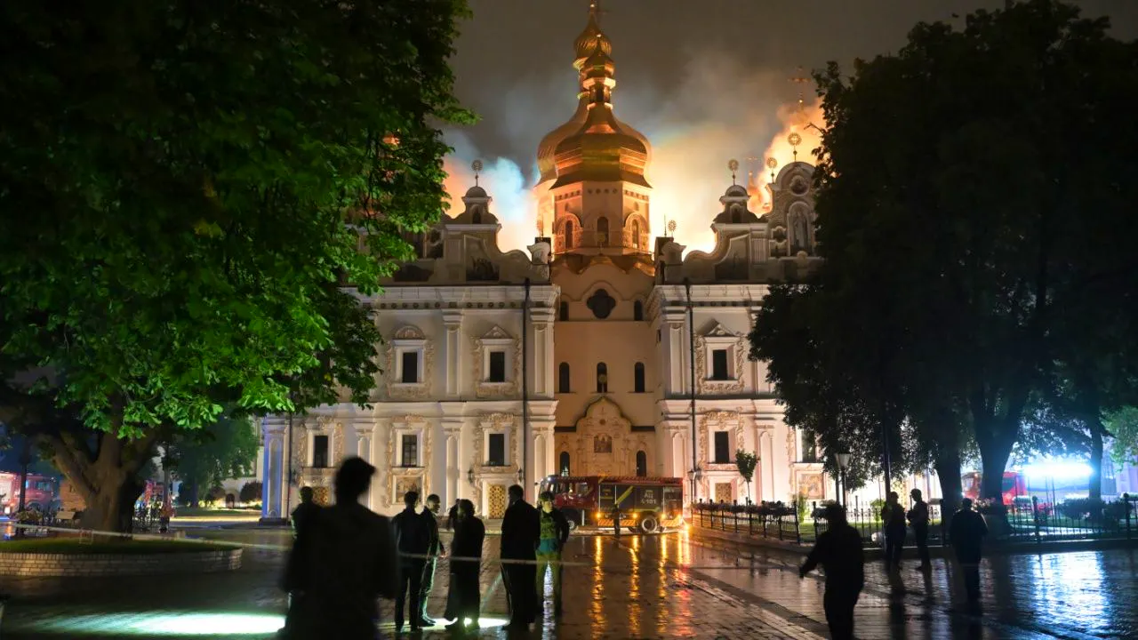 Ukraine. Russische Angriffe auf Kiew – berühmtes Höhlenkloster brennt