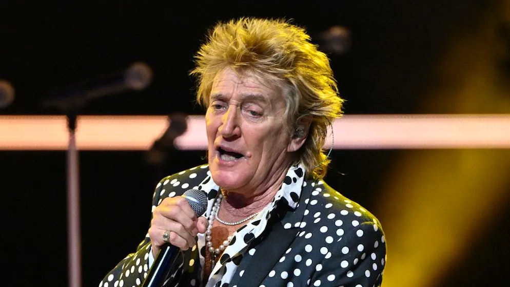 Fans furieux. Rod Stewart au stade après avoir annulé son concert