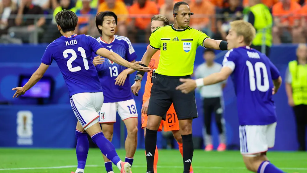 bluewin.ch - A beer at the stadium costs an outrageous amount ++ Referee 'fouled' Japan's Itō