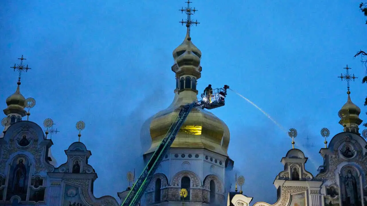 Ukraine. Clergyman: Icons from the cave monastery saved from fire