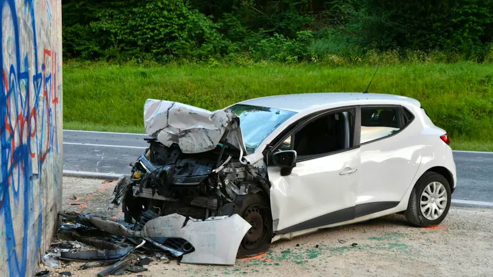 Accident in Wohlenschwil, AG. Driver crashes into bridge pier and dies