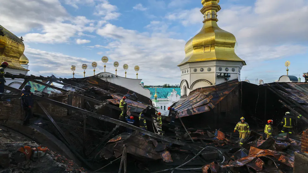 Guerra in Ucraina. A Kiev brucia la cattedrale della dormizione, patrimonio dell'Unesco. Zelensky accusa Putin: «È un atto di barbarie»
