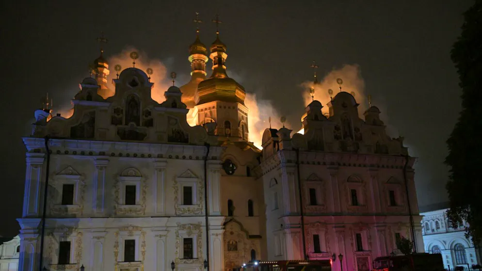 Guerra in Ucraina. Attacco russo su Kiev, una cattedrale in fiamme