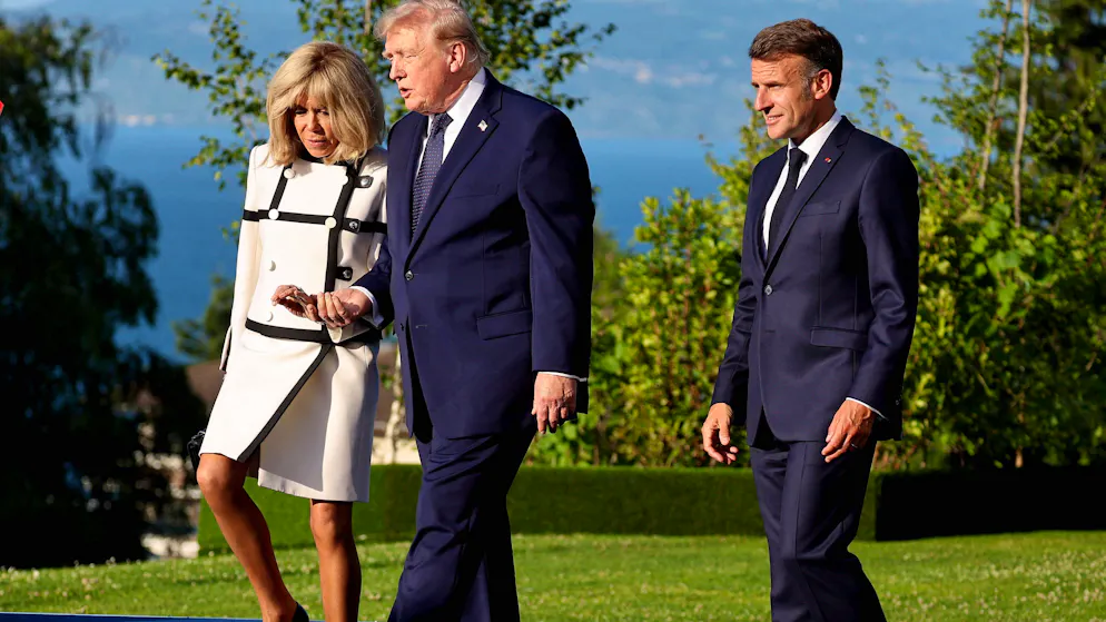 Il video virale. Mano nella mano con Brigitte Macron: Trump fa già scalpore al G7