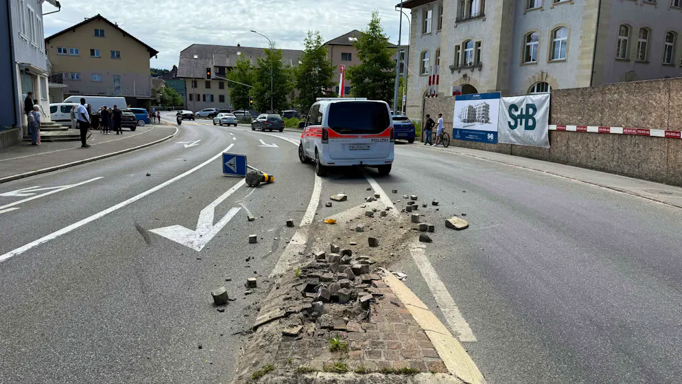 Chaotic driving spree in Menziken AG. Passersby stop naked driver after several crashes