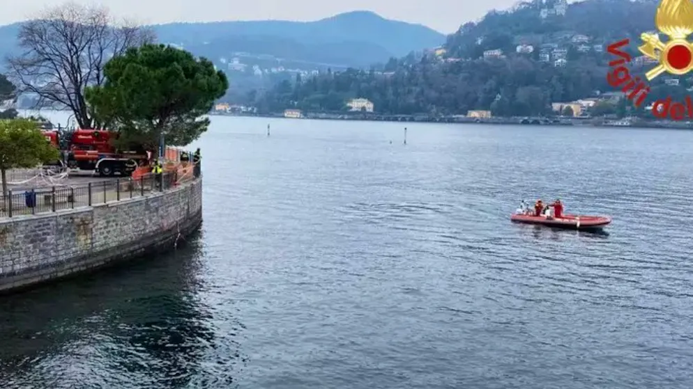 Sulla statale Regina. Scontro tra auto a Brienno, una precipita nel lago di Como: un morto e tre feriti gravi