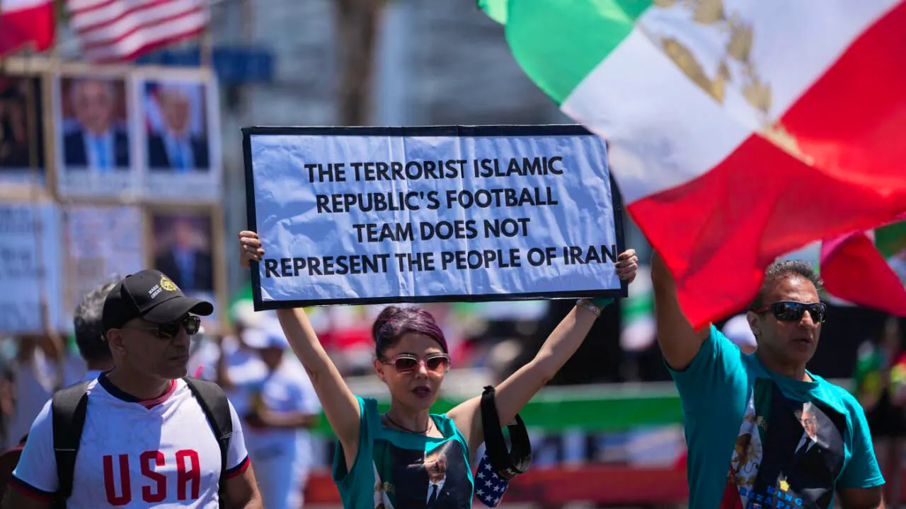 Fussball-WM. Protestbekundungen vor erstem WM-Spiel des Iran