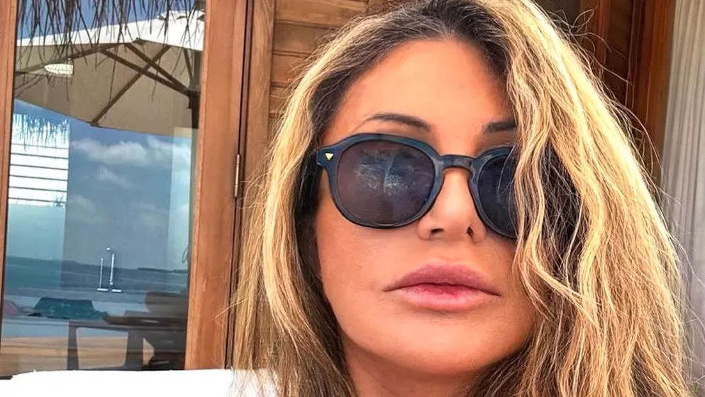 Dopo le polemiche. Paola Ferrari: «Ho avuto un tumore alla pelle e 24 punti sul viso»