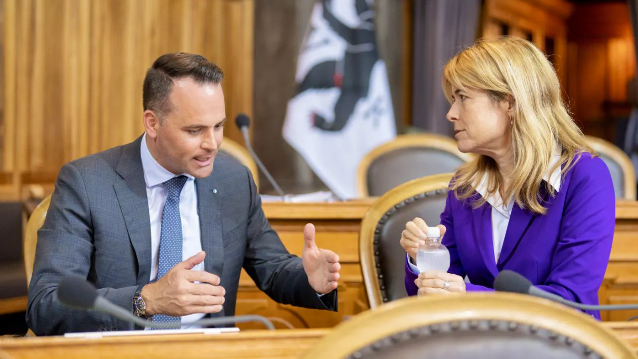 Asile. Les sénateurs veulent envoyer les requérants déboutés en Albanie